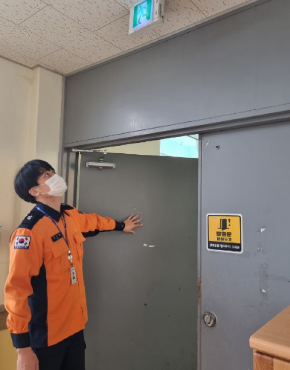 서울시 소방재난본부 관계자가 아파트 방화문을 점검하고 있다. (사진=서울시청 제공)