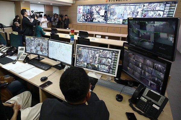 서울 중구청 통합안전센터에서 관계자들이 지능형 CCTV관제시스템으로 명동거리를 살펴보며 인파관리를 하고 있다.(사진=행정안전부 제공) 