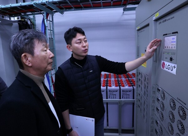 황현식 LG유플러스 대표(가운데)가 마곡국사 내 유선장비에 대한 설명을 듣고 있는 모습 (사진=LG유플러스 제공) 