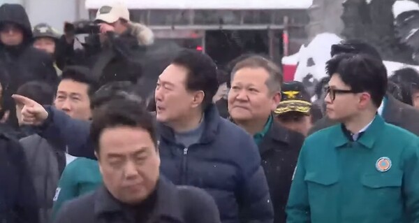 충남 서천군 특화시장 화재현장에 방문한 윤석열 대통령  /  사진=유튜브 캡쳐