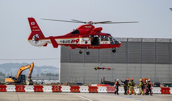 서울 김포국제공항 국제선 계류장에서 열린 ‘2023년 재난대응 안전한국훈련’에 동원된 소방헬기 (사진=소방청 제공)