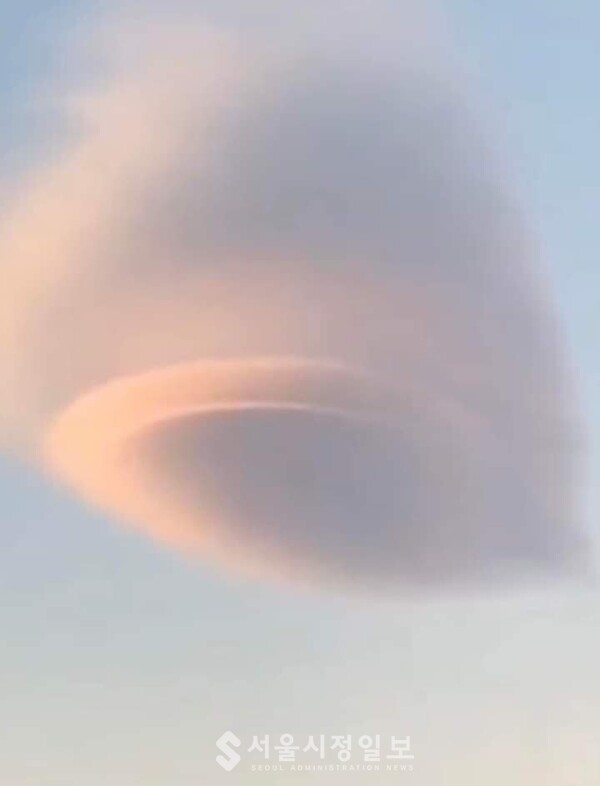 칠레의 산타 마리아 상공에 또 다른 UFO 모양의 "구름"