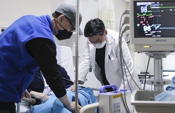 경기도 성남시 국군수도병원에서 소속 군의관이 민간인 환자를 진료하고 있는 모습. (사진=국방부 제공)