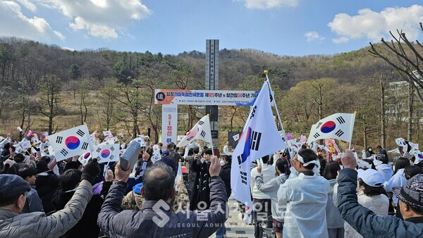 오준호 기념사업회 회장의 선창으로 대한독립만세를 외치고 있다.
