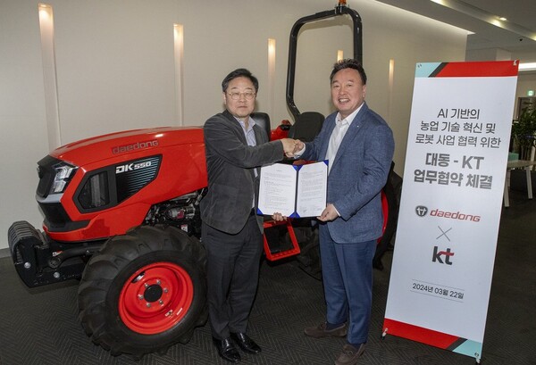 KT와 대동은 3월 22일 서울특별시 서초구에 위치한 대동 서울사무소 사옥에서 ‘AI기반의 농업기술 혁신 및 로봇사업 협력을 위한 업무협약’을 체결했다. (사진=KT 제공)